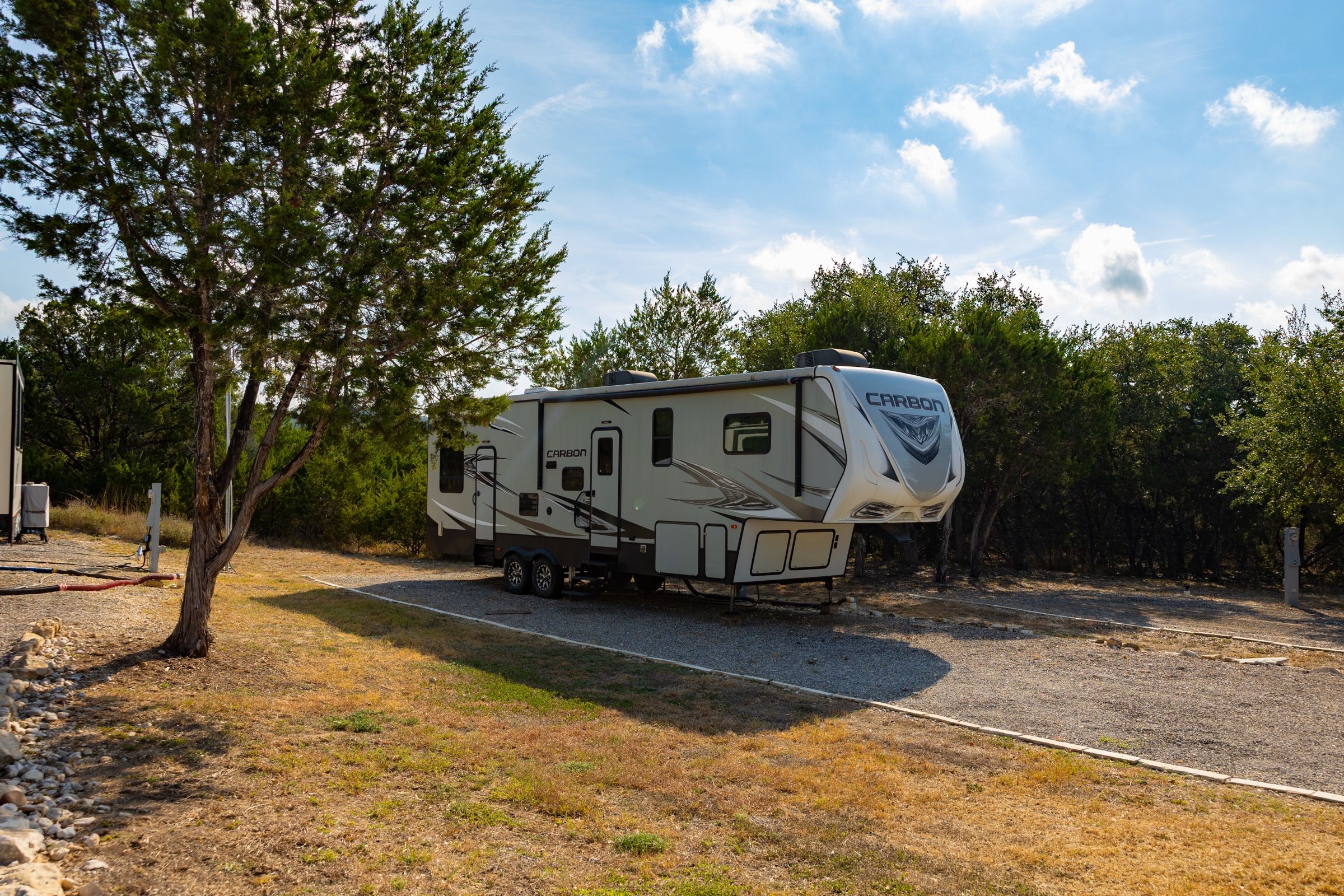 Fifth-wheel on a long gravel pull-through